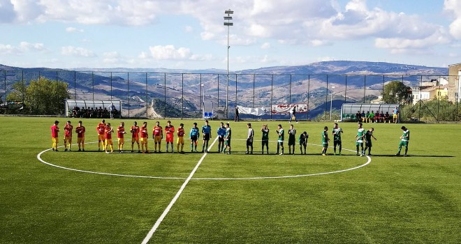 Le due squadre prima del via