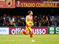 Puscas festeggia il gol