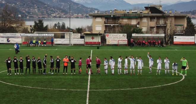 Il saluto iniziale delle due squadre