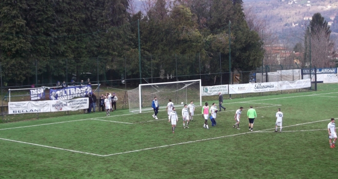 Tifosi e giocatori in festa a fine gara
