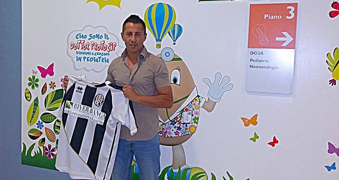 Lopez Pino consegna la casacca bianconera al reparto di Pediatria 