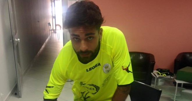 Andrea Piscitelli al momento della firma