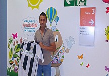 Lopez Pino consegna la casacca bianconera al reparto di Pediatria 