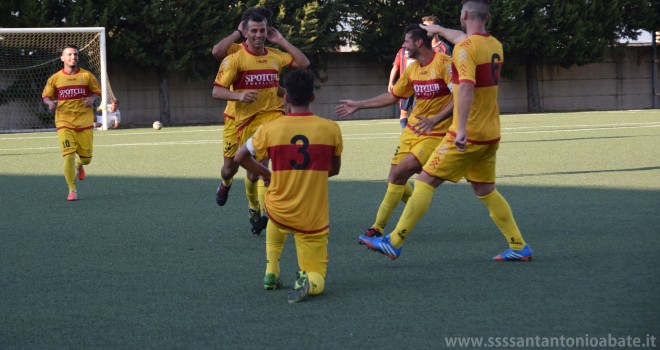 L'esultanza al primo goal abatese