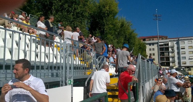 buon pubblico sulle gradinate del Piola