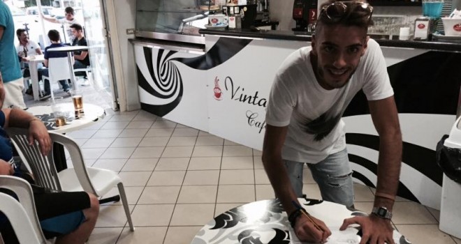 Napolillo al momento della firma