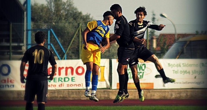 Un contrasto di gioco (ph. Nino Ferrara)