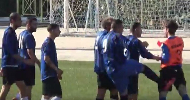 VIDEO, Follia in campo: attaccante aggredisce un giovane arbitro