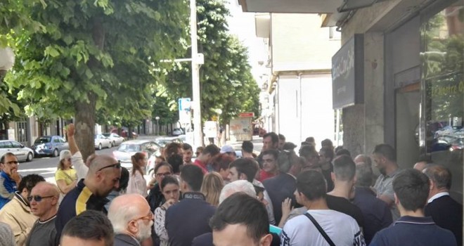 Lunghe file davanti ai punti vendita