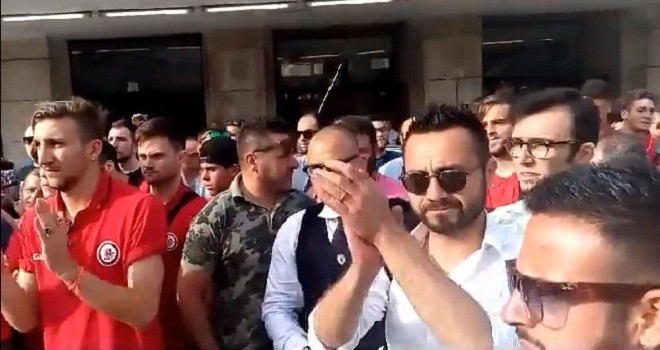 VIDEO - Il Foggia torna a casa dopo Pisa: accoglienza da brividi