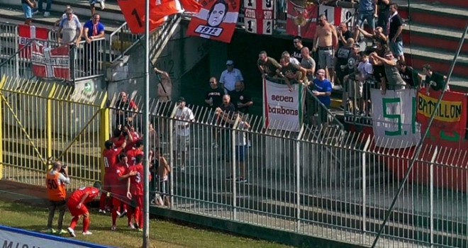 Il Monza festeggia con i suoi tifosi