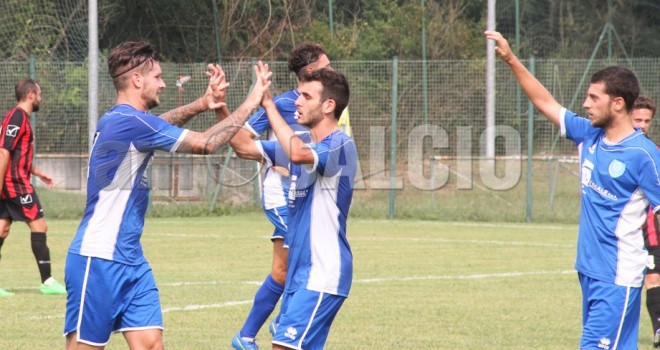 Corvino festante dopo il 2-0