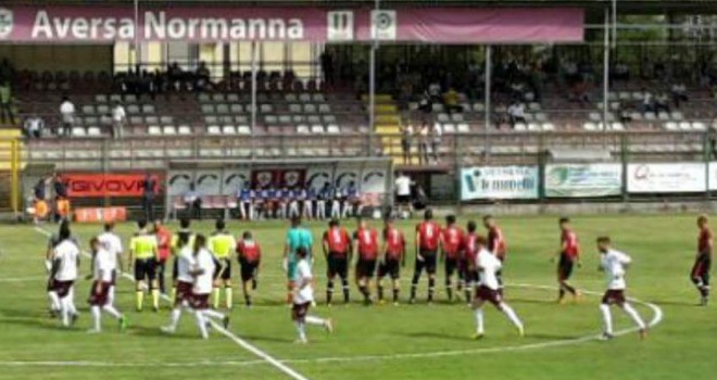 Le due squadre entrano in campo