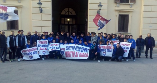 la squadra davanti al Comune