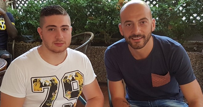 Cunzo al momento della firma