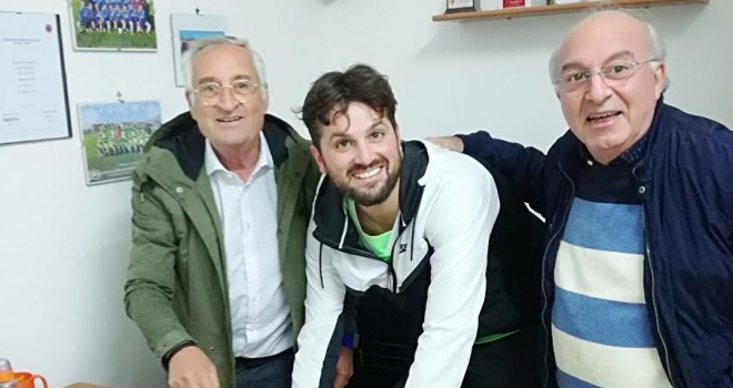 Frank Matano al momento della firma