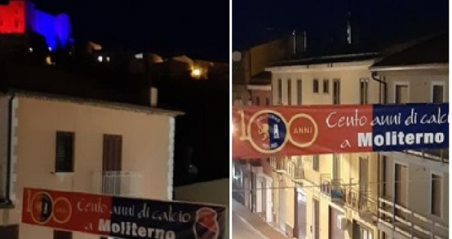 Moliterno, esposti gli striscioni dei 100 anni nella storica via Roma