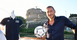 Francesco Totti presenta le maglie Umbro della Totti Soccer School