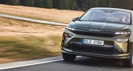 &Scaron;koda Enyaq 2025: SUV elettrico con stile, tech e 600 km di autonomia