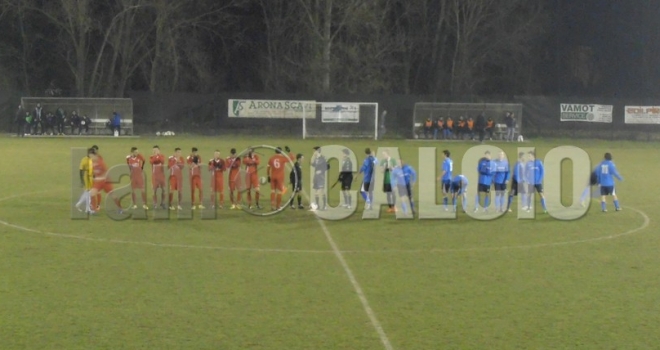 Le squadre schierate a centrocampo