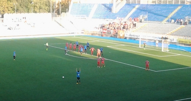 Una punizione nella trequarti cremonese