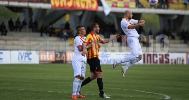 Benevento-Catanzaro 0-0, noia e fischi per Vacca