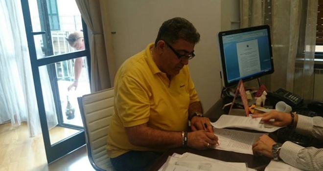 Patron Monorchio nell'atto della firma