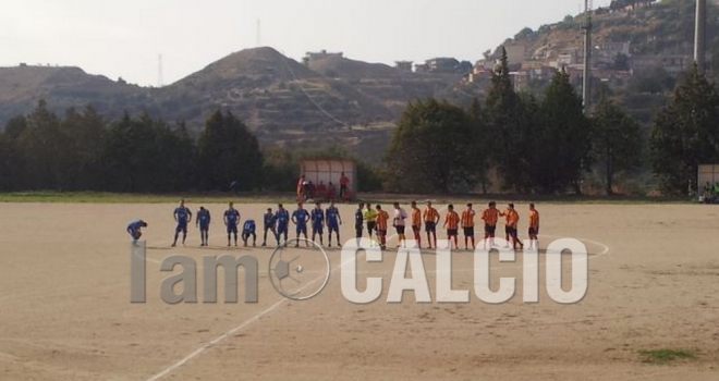 Le due squadre all'ingresso in campo