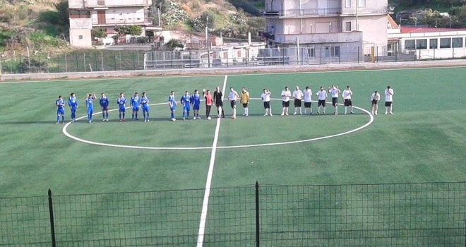 Le due squadre all'ingresso in campo