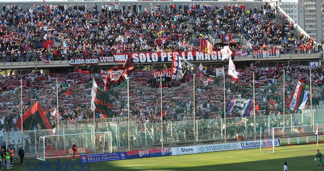 La curva rossoblu - foto A. Castellaneta