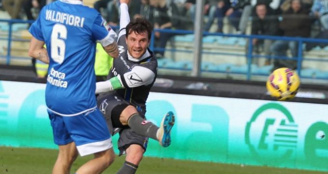 Hetemaj con la fascia da capitano