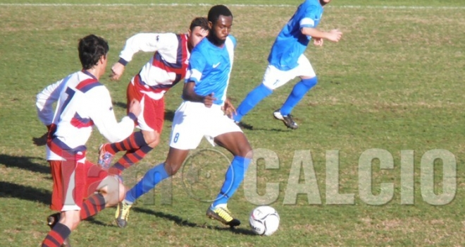 Acheampong gestisce palla nel traffico