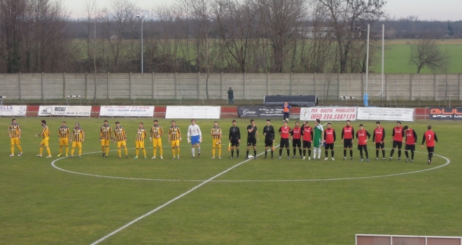 Le due squadre schierate ad inizio match