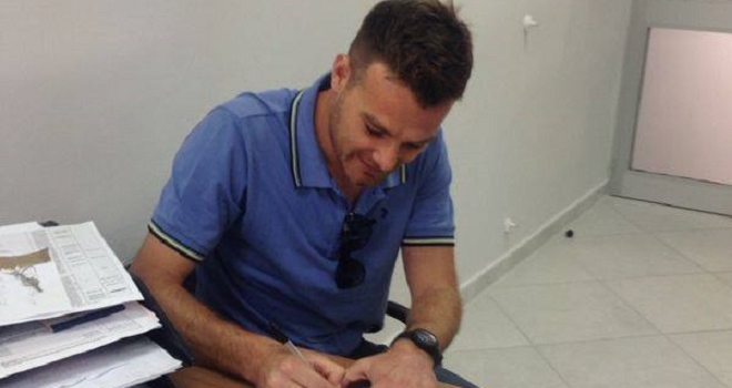 Sasà Stellato al momento della firma