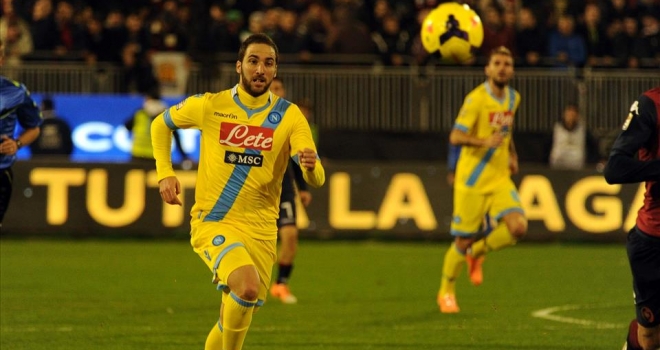 Higuain in azione contro il Cagliari