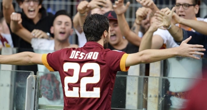 Mattia Destro festeggia un gol