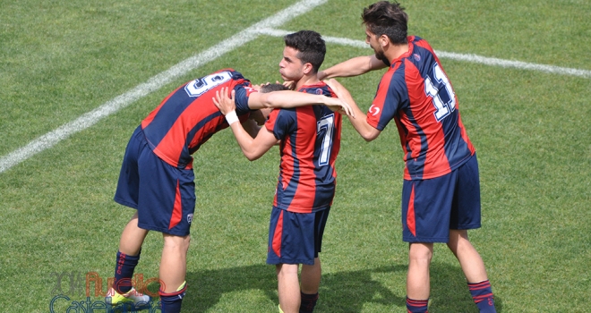 Esultanza rossoblu - foto Castellaneta