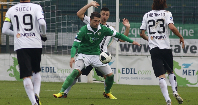 Galabinov difende la palla