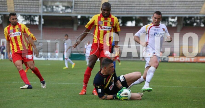 Lecce-Benevento 2-0. I salentini ringraziano la Dea bendata