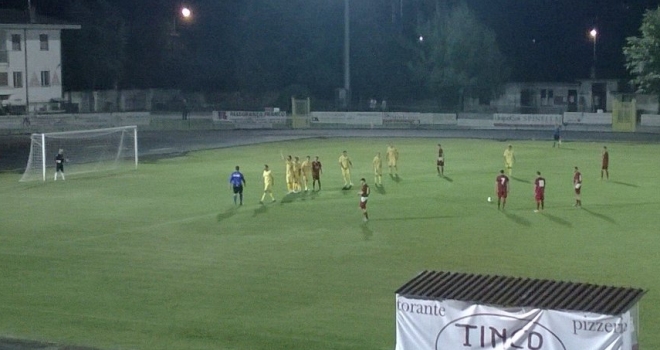 Poi prepara la battuta su punizione