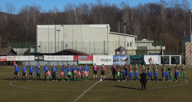 Le due squadre schierate in avvio