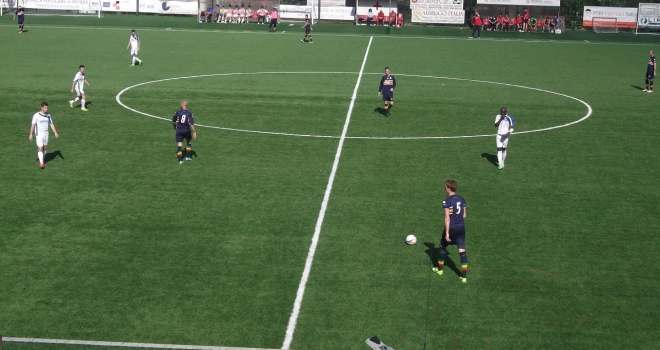 Cacciatore sta calciare una punizione