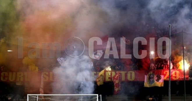 Benevento, pressing su un difensore.  Monza su una punta