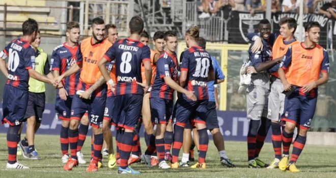 Gomis esulta con i compagni
