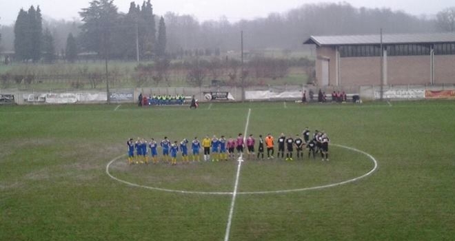 Le due squadre al centro del campo