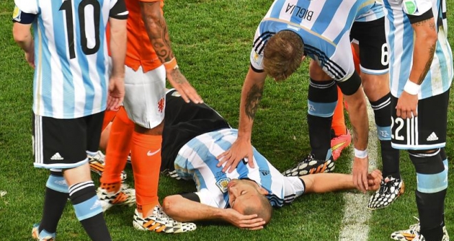 Super Mascherano a terra dopo un colpo