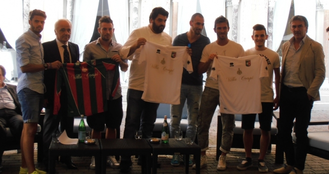 Giocatori, dirigenti e le nuove maglie