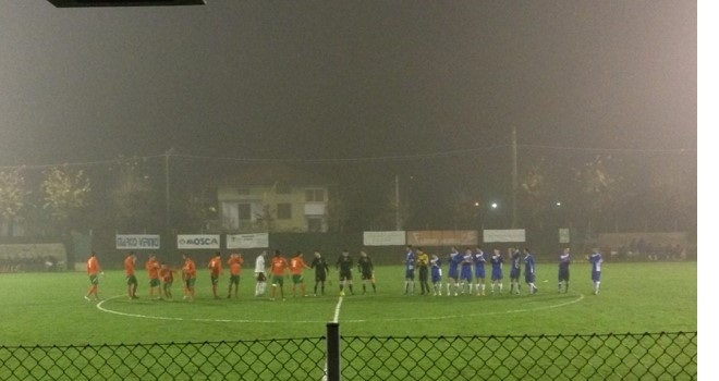 Le squadre salutano il pubblico