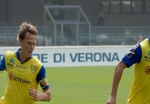 Male la prima di Maran. Chievo - Genoa finisce 1 - 2.
