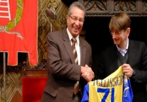 Il presidente Antonio Pastorello abbraccia il ChievoVerona 